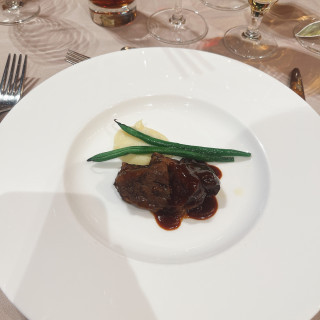 メインで出てきた肉料理です。暖かくてお肉も柔らかったです。