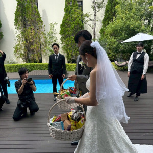 お菓子まき|772047さんのアーヴェリール迎賓館（高松）/テイクアンドギヴ・ニーズウェディングの写真(2543006)