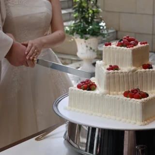 ウェディングケーキは数十種類から選べました