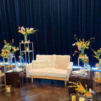 会場がシックな感じだったのでお花は明るくしました！