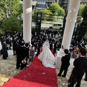 大階段でのフラワーシャワー|772103さんのヒルサイドクラブ迎賓館(八王子)/テイクアンドギヴ・ニーズウェディングの写真(2543775)