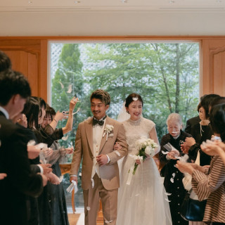 挙式の最後にはフェザーシャワーをお願いしました