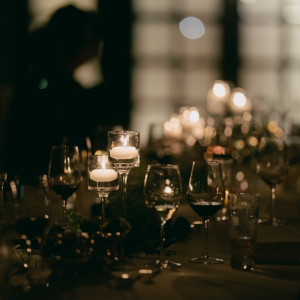 白と緑をメインにした装花とキャンドルを組み合わせました|772115さんのオーベルジュ・ド・リル サッポロ (ひらまつウエディング)の写真(2543625)