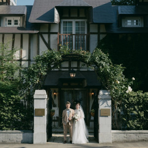 ヨーロッパのような佇まいの外観とともに|772115さんのオーベルジュ・ド・リル サッポロ (ひらまつウエディング)の写真(2543602)