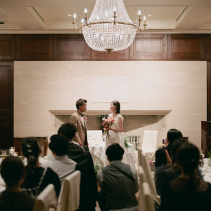 夫と友人たちから花束のサプライズ|772115さんのオーベルジュ・ド・リル サッポロ (ひらまつウエディング)の写真(2543632)