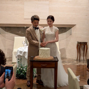 シンプルなデザインのウェディングケーキをお願いしました|772115さんのオーベルジュ・ド・リル サッポロ (ひらまつウエディング)の写真(2543627)