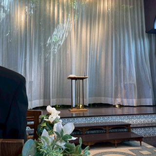 チャペルはカーテンで隠し、挙式開始後にインパクトを残せます。