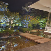 夕方からの式も可能です。ライトアップされた庭がとても綺麗です
