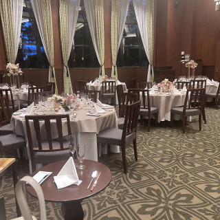 披露宴会場。新郎新婦とゲストの距離が近くてよかった。