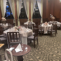 披露宴会場。新郎新婦とゲストの距離が近くてよかった。