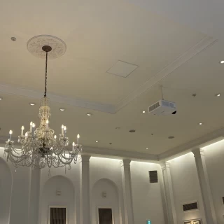 シャンデリアがありゴージャスな会場