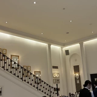 階段から登場もできる