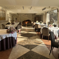 披露宴会場(正面)