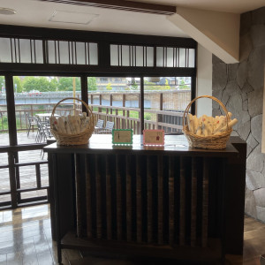 受付場所、席次表と写真立て|772193さんのFUNATSURU KYOTO KAMOGAWA RESORT(登録有形文化財)の写真(2544570)