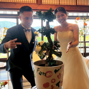 結婚証明書の演出でゲストにペイント鉢を作ってもらったところ|772193さんのFUNATSURU KYOTO KAMOGAWA RESORT（登録有形文化財）の写真(2544562)