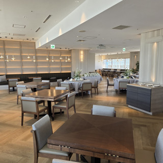 自然光を取りこめるガラス張りの披露宴会場