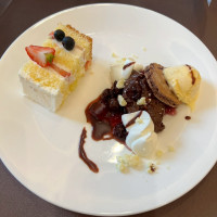 ウェディングケーキ切り分け