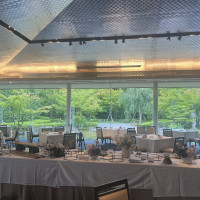 ガラス張りで緑が綺麗な披露宴会場