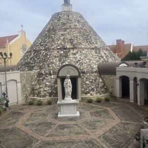 チャペルを出て見える正面|772268さんのアンジェリカ ノートルダム/FIVESTAR WEDDINGの写真(2549457)