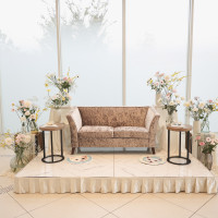 新郎新婦の食事がない分ゲストとたくさん話せるようなソファ席