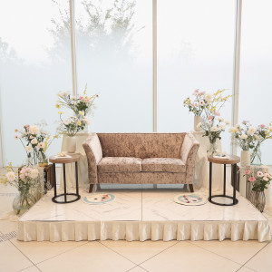 新郎新婦の食事がない分ゲストとたくさん話せるようなソファ席|772274さんのララシャンスOKAZAKI迎賓館の写真(2579761)