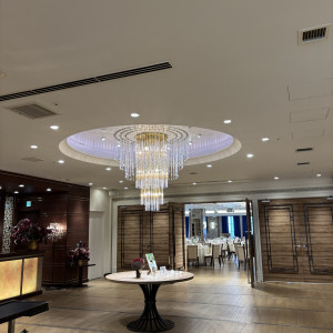 別フロアですがスワロフスキーのシャンデリアがありました。|772315さんのアニヴェルセル 表参道の写真(2545057)