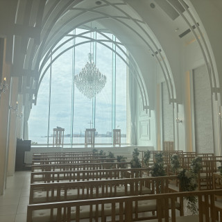 光が入りやすく、海が見える素敵なチャペル