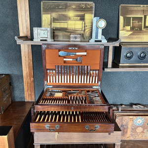 披露宴会場にあったカトラリーセット。歴史的な物が多いです。|772382さんの神戸迎賓館 旧西尾邸 (兵庫県指定重要有形文化財)の写真(2544790)