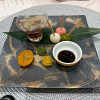 紅白団子葛きり添え