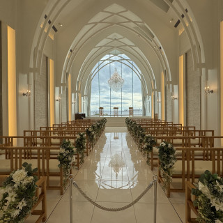 海が見えて大きなシャンデリアが特徴的