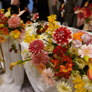 高座の装花です。
季節に合わせてイメージしました。|772449さんのベイサイド迎賓館（和歌山）/テイクアンドギヴ・ニーズウェディングの写真(2545008)