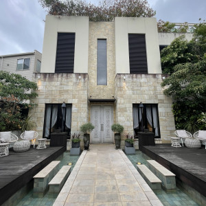 入口の門を入ってすぐの景色|772453さんの表参道TERRACE/テイクアンドギヴ・ニーズウェディングの写真(2549533)