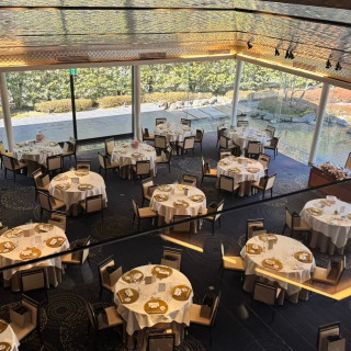 天井が高く、大階段がある披露宴会場