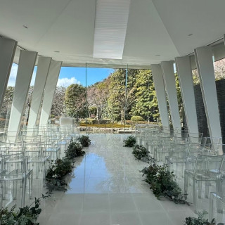 自然光がいっぱい入るガラス張りのチャペル