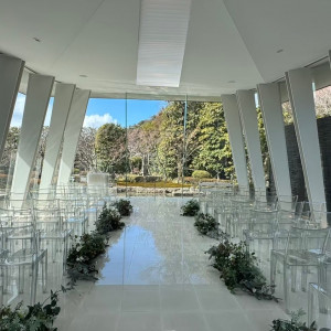 自然光がいっぱい入るガラス張りのチャペル|772493さんの京都 北山モノリス(KYOTO KITAYAMA MONOLITH)の写真(2559690)