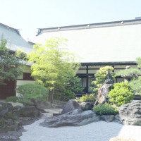 ロビーから見えるお庭です