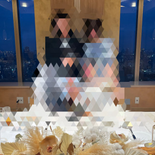 新郎新婦の席の背面がガラス窓