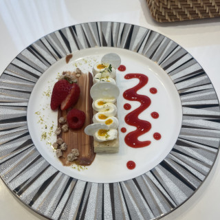 デザート ピスタチオとヘーゼルナッツのミルフィーユ