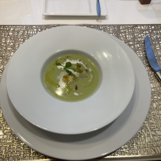 グリンピースとフランス産ホタテの冷製スープ