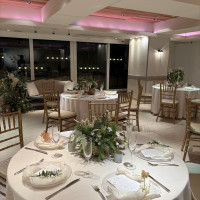 天井はあまり高くなく、それほど広くもないですが白くて明るい