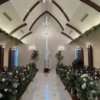 白を基調とした木目とグリーンのあるチャペルでした。