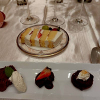 ウェディングケーキは切り分けられてゲストに提供されます。