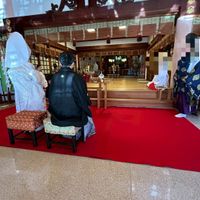 木造の社殿の中で、厳粛で神聖な儀式をしました。