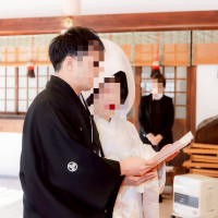 厳かな雰囲気の中、誓いの言葉を読み上げます。