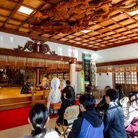 儀式の一場面がリアルに写った一枚です