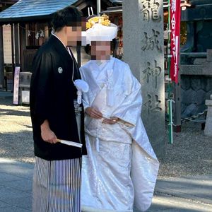 背景も相まって、白無垢と黒紋付の対比が印象的でした。|772624さんの龍城神社の写真(2607871)