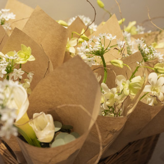 最後はゲストにお配りするお花を用意