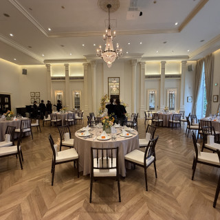 木目調のフロアーの披露宴会場