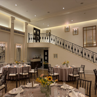 階段付きの披露宴会場