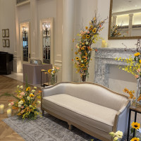 披露宴会場のソファと装花